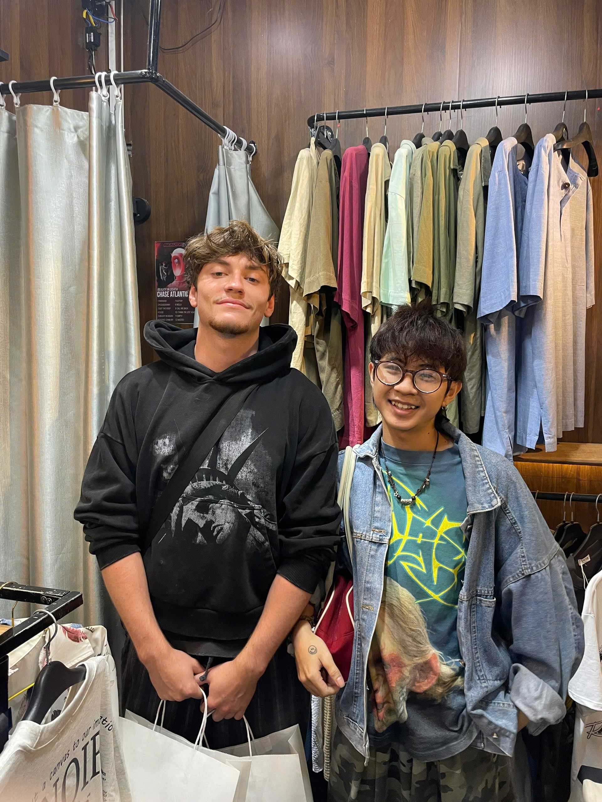 INNOIR Streetwear Community - Night market energy.